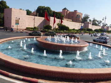 Marrakesch Brunnen mit Stadtmauer